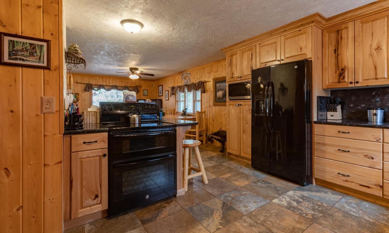 Remington Reload By Kabino Hot Tub Firepit Roku Big Yard Driveway Grill Wifi Trails Island Park Exterior foto