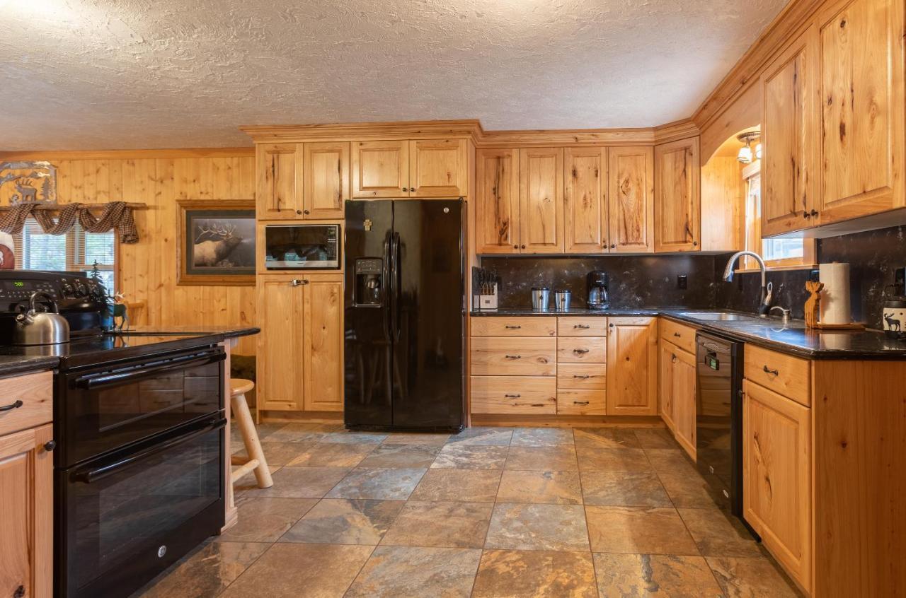Remington Reload By Kabino Hot Tub Firepit Roku Big Yard Driveway Grill Wifi Trails Island Park Exterior foto